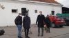 Delegacja stoi z kwiatami